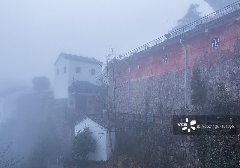 雾气朦胧的九华山百岁宫风景图片素材