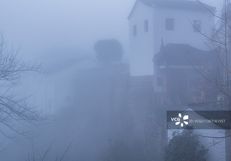 雾气朦胧的九华山百岁宫风景图片素材