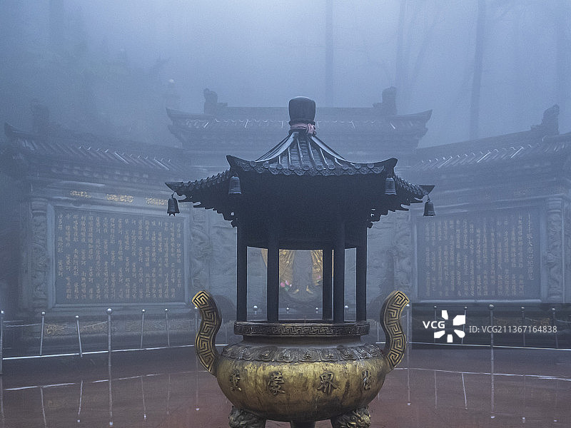 九华山雾气朦胧的回香阁图片素材