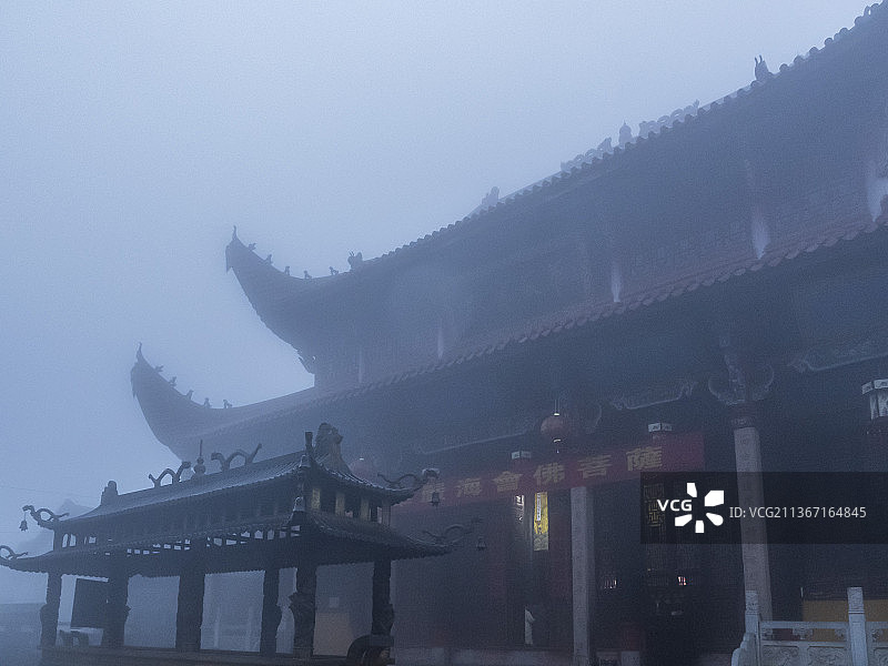 九华山雾气朦胧的回香阁图片素材
