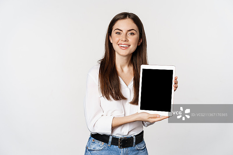 展示平板屏幕的职业女性肖像图片素材