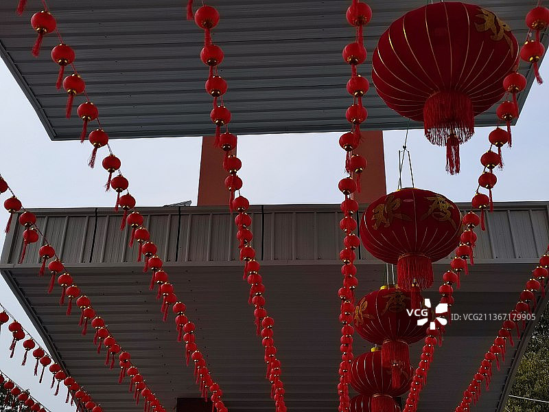 除夕，路上行人匆匆，爸爸妈妈在喊：“回家吃年饭啊！”图片素材