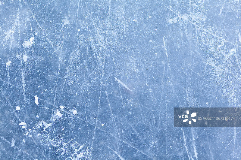 户外溜冰后带有冰刀痕迹的空溜冰场图片素材