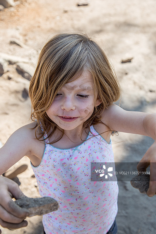 小女孩在泥地里玩耍，优胜美地国家公园，美国加利福尼亚州图片素材
