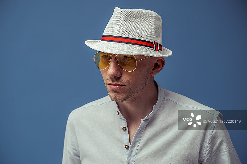 戴墨镜和礼帽的年轻男子图片素材