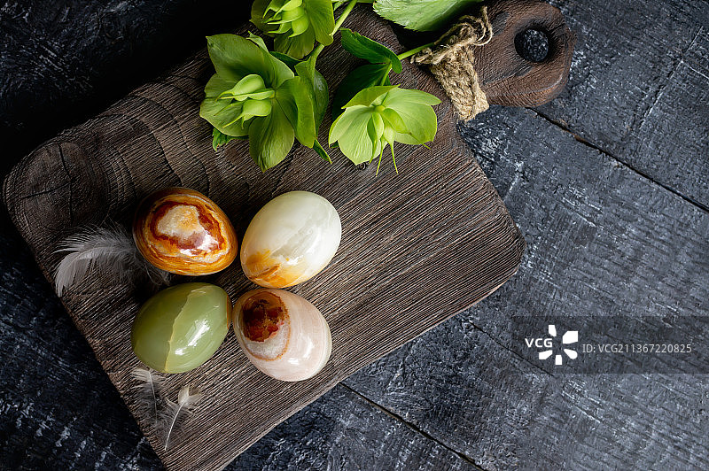 纹理木板上的彩色缟玛瑙球复活节彩蛋图片素材