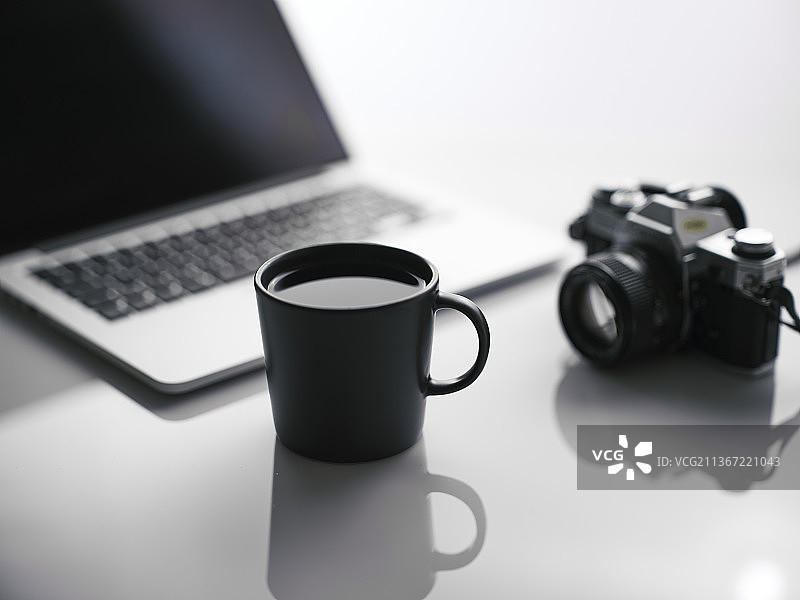 咖啡休息时摄影师的桌子图片素材
