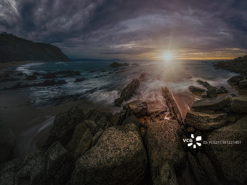 暴风雨后的平静图片素材