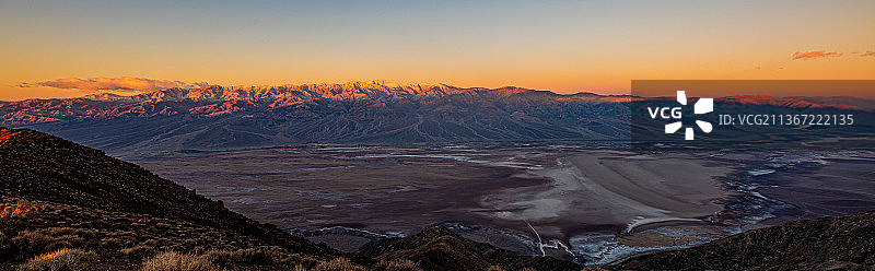 死亡谷国家公园但丁视角的日出雪山美景图片素材