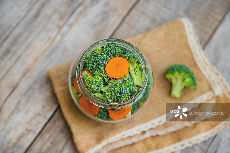 罐装胡萝卜西兰花保鲜（选择性聚焦）图片素材