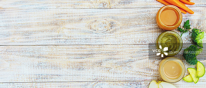 小罐婴儿食品选择性聚焦图片素材