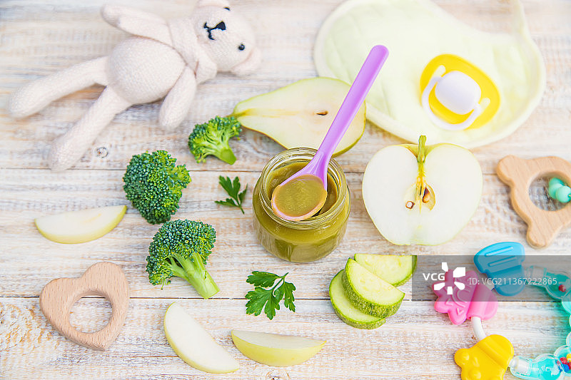 小罐婴儿食品选择性聚焦图片素材