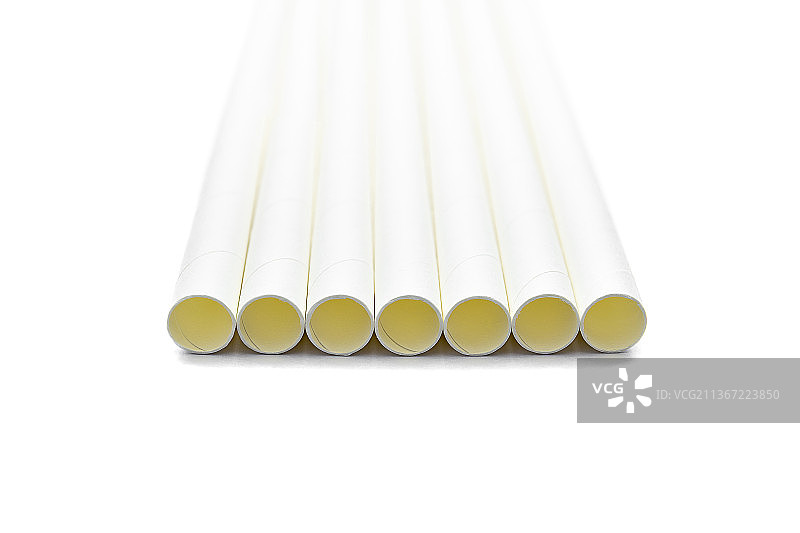 白色纸吸管平放，白色背景特写图片素材