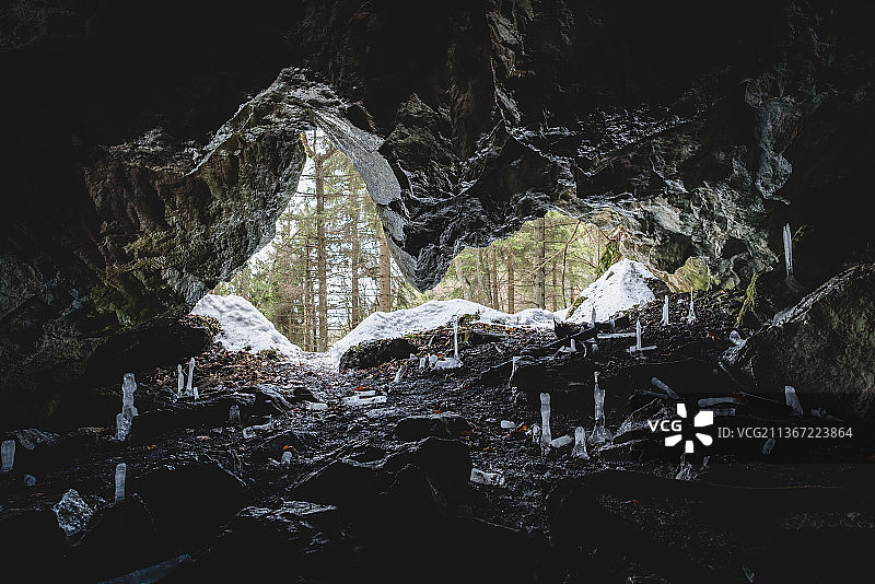 乳白色洞穴，罗马尼亚森林岩层低角度景观图片素材