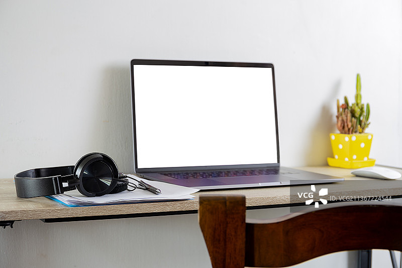 在家工作概念：笔记本电脑、文件和耳机（泰国）图片素材