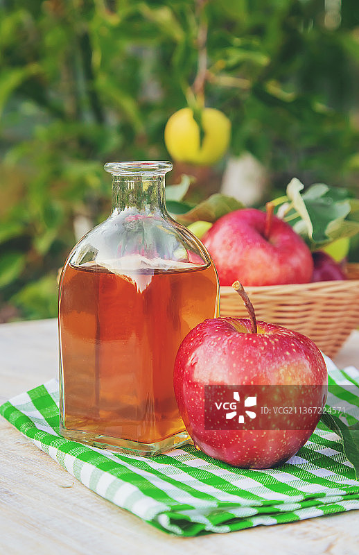 瓶装苹果醋，选择性聚焦图片素材