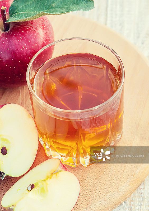 玻璃杯中的苹果汁，选择性聚焦图片素材
