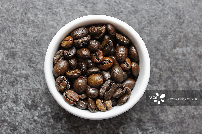 碗中咖啡豆的高角度视图图片素材