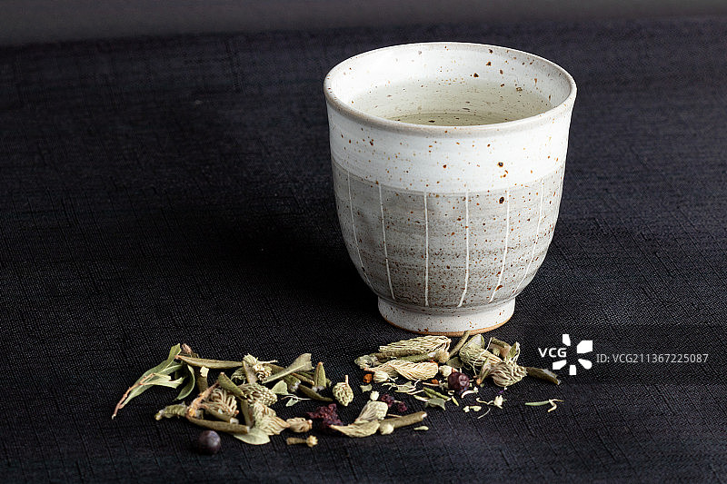 装有茶叶的白茶杯图片素材