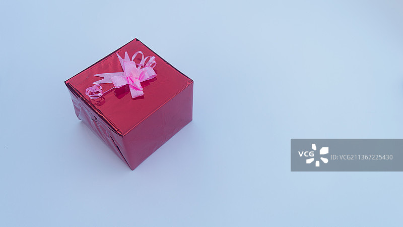 白色背景中的红色礼品盒与丝带图片素材