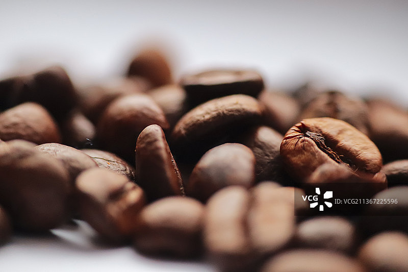 咖啡豆，桌上烘焙咖啡豆特写图片素材