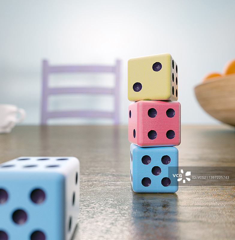 清漆木桌上的彩色骰子图片素材