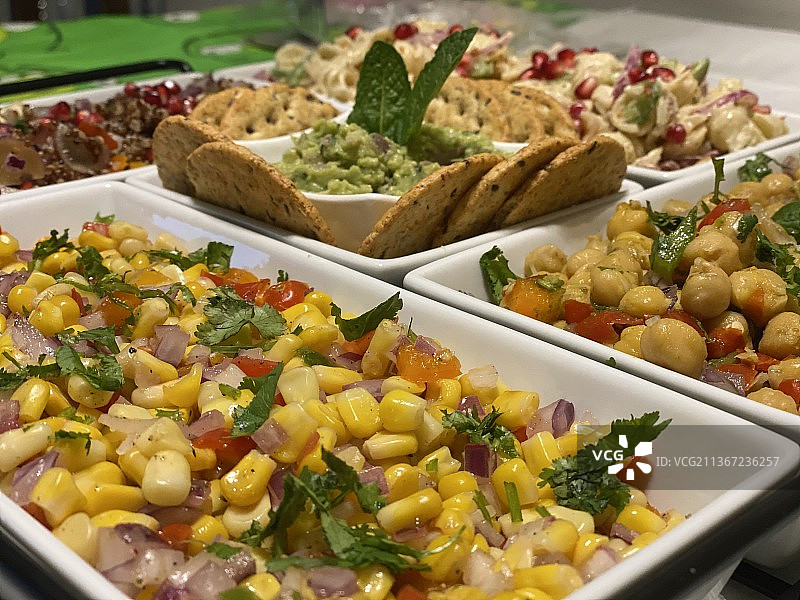 健康的零食：出售的容器食品特写，加拿大安大略省密西沙加图片素材