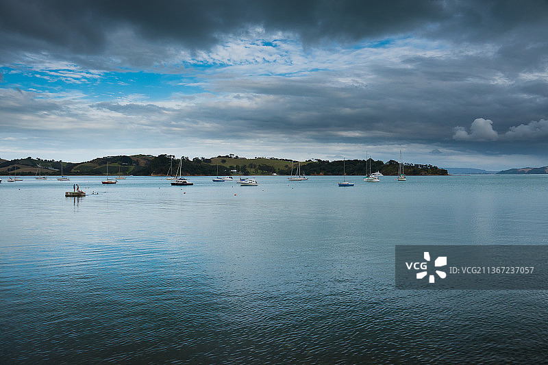 新西兰奥克兰怀赫科岛岩石海湾的壮丽海景图片素材