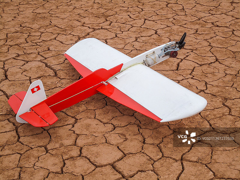 红色沙漠中的模型飞机图片素材