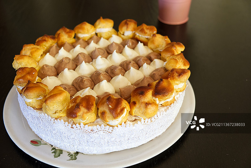 白色盘子里的圣奥诺雷蛋糕俯视图图片素材