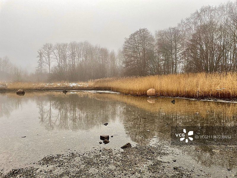 挪威霍滕的湖泊风光图片素材