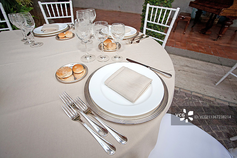 招待会餐桌的餐位布置，意大利高角度视角图片素材