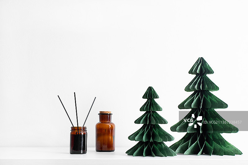 用纸制作的时尚装饰圣诞树，背景虚化图片素材