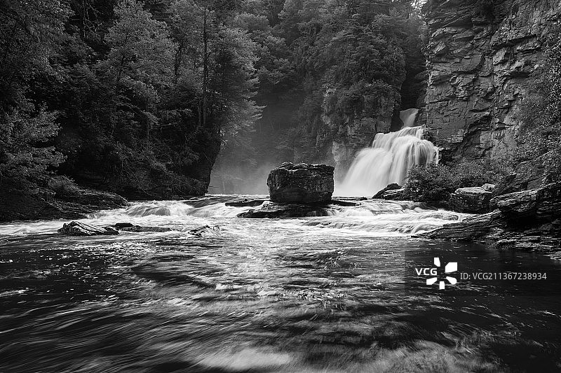 美国北卡罗来纳州林维尔瀑布森林风光图片素材