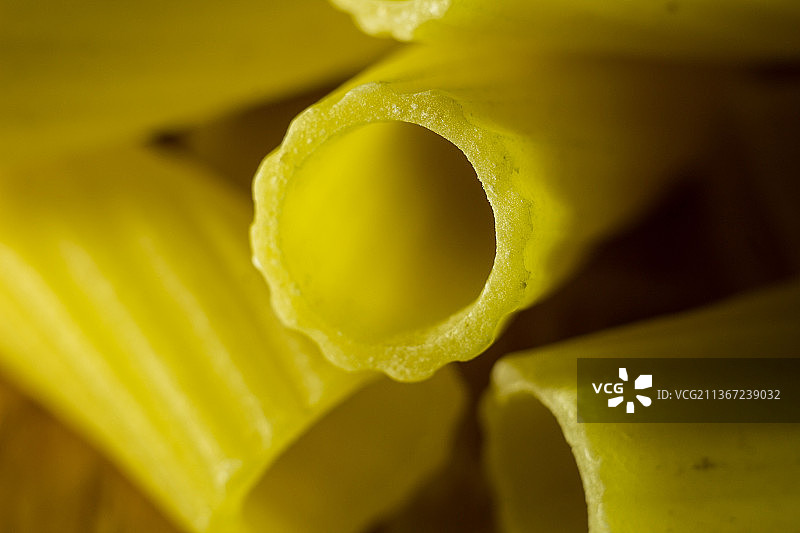 意大利面、黄色花的特写，意大利帕维亚图片素材