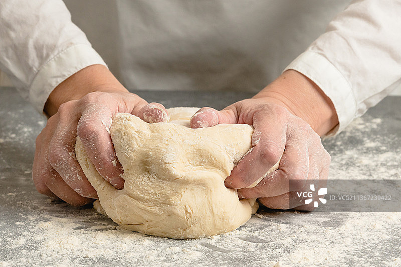 女人手揉全麦面粉面包面团，美国加利福尼亚州图片素材