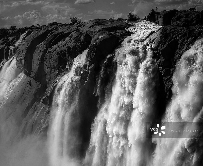 瀑布映衬天空的景色图片素材