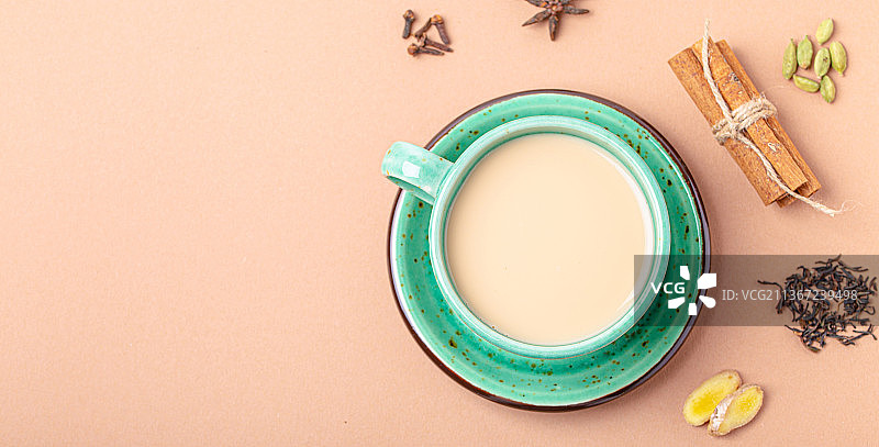 印度奶茶饮品，以乡村绿色茶杯盛装图片素材