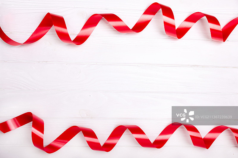 白色背景上的红色丝带，节日概念图片素材