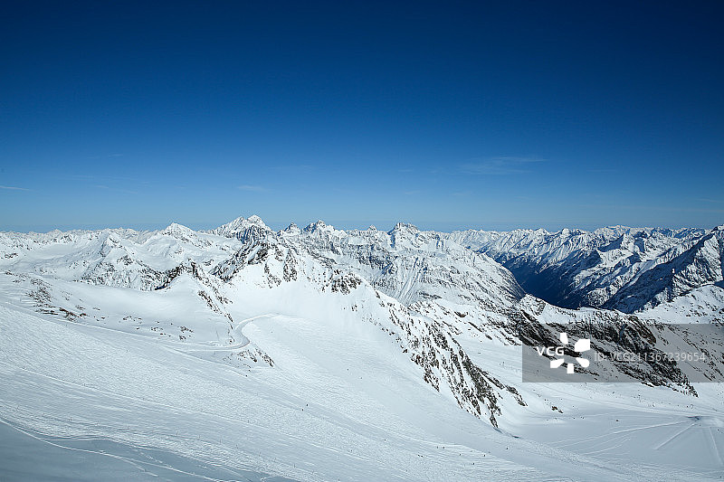 奥地利阿尔卑斯山滑雪胜地全景图片素材