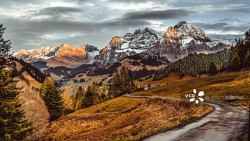 瑞士伯恩州阿德尔博登雪山风景图片素材