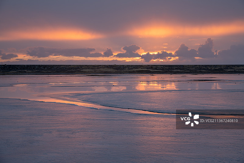 冰岛，日落时天空映衬大海的风景图片素材