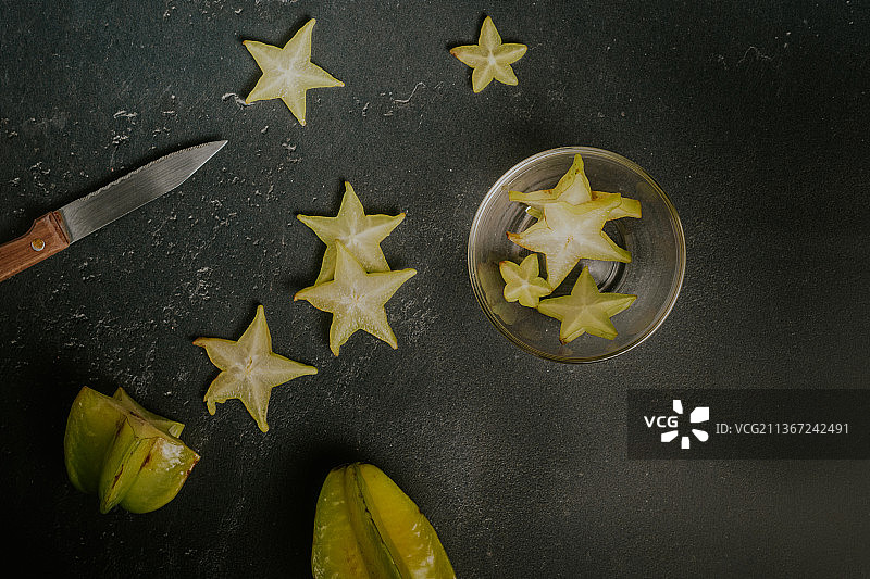 准备新鲜杨桃切片，深色背景，墨西哥图片素材