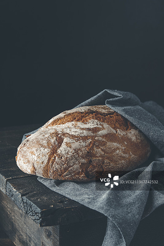 瑞典的自制农家面包，桌上靠黑色背景的面包特写图片素材