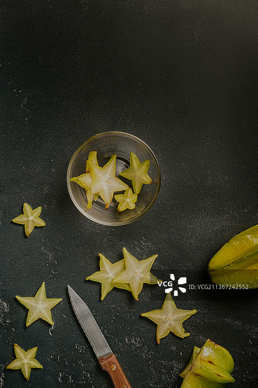 准备新鲜杨桃切片，深色背景，墨西哥图片素材