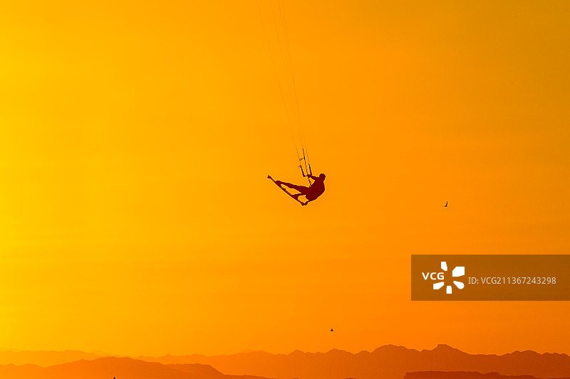 日落时分天空下的飞鸟轮廓图片素材