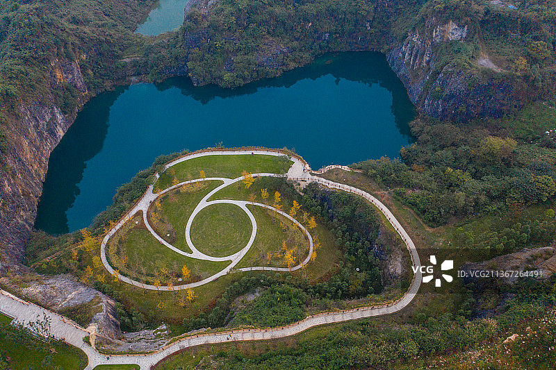 白天航拍重庆渝北矿山公园全景图片素材