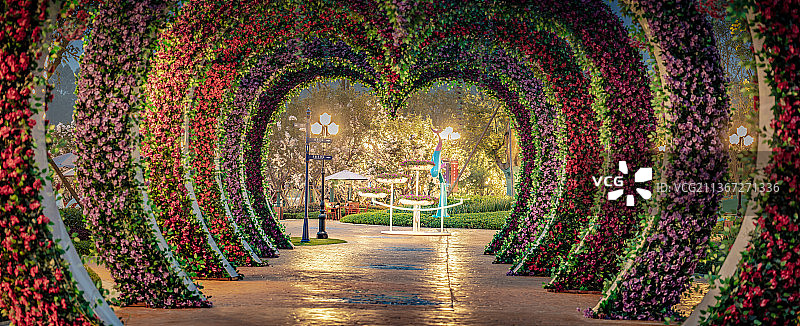 成都文旅城公园鲜花拱门图片素材