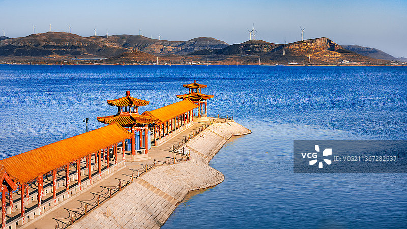 栈桥与湖图片素材