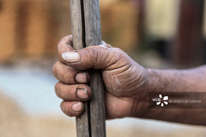劳动者粗糙的手部特写图片素材